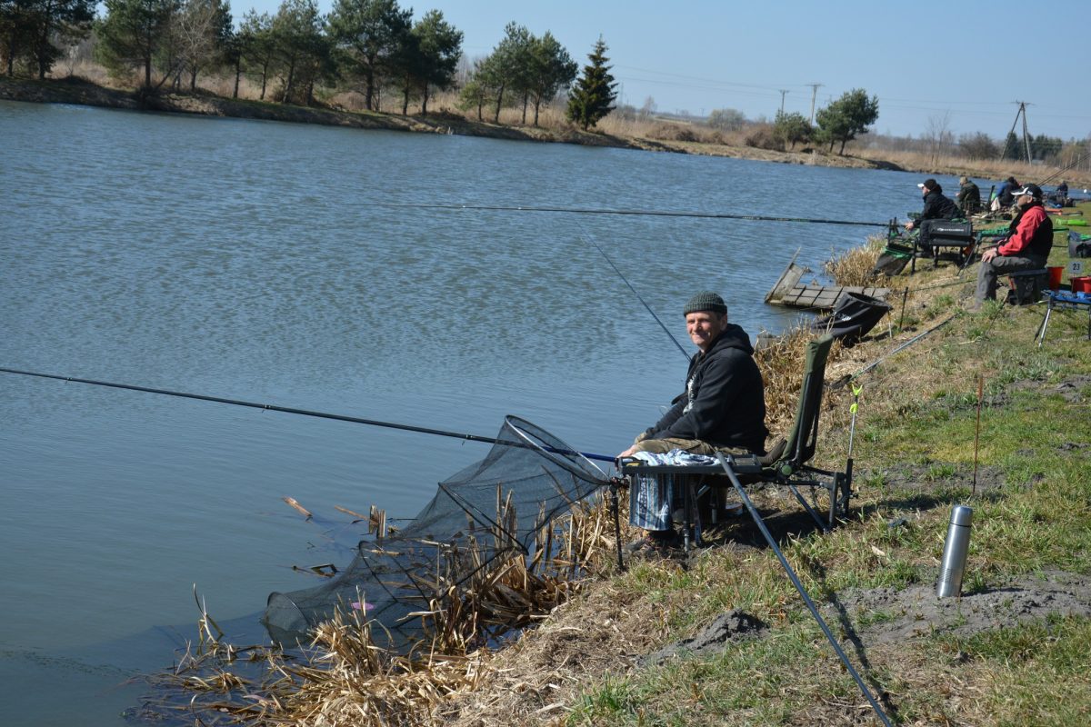 Obraz przedstawiający Wędkarskie otwarcie sezonu: Jarosław Prus i Łukasz Krajewski z Pucharem Prezesa