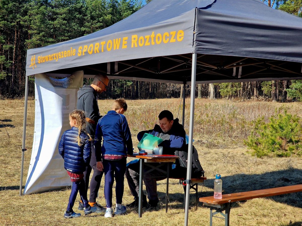 Obraz przedstawiający Biegacze przywitali wiosnę w lesie Niwki. Ponad setka zawodników na starcie