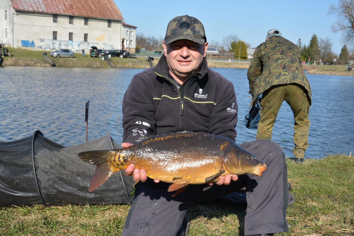 Obraz przedstawiający Wędkarskie otwarcie sezonu: Jarosław Prus i Łukasz Krajewski z Pucharem Prezesa