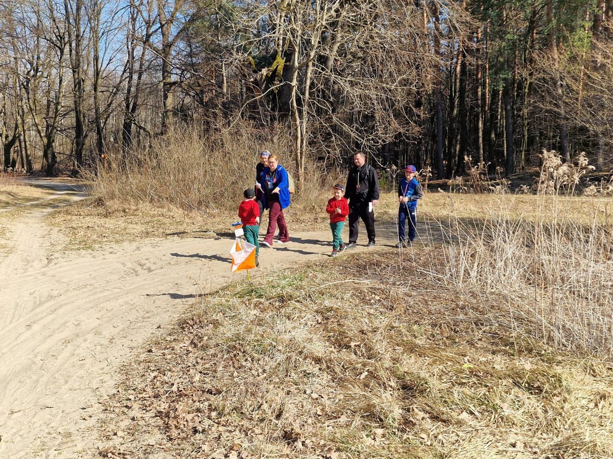 Obraz przedstawiający Biegacze przywitali wiosnę w lesie Niwki. Ponad setka zawodników na starcie