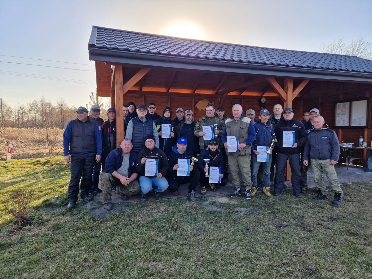 Obraz przedstawiający Wędkarskie otwarcie sezonu: Jarosław Prus i Łukasz Krajewski z Pucharem Prezesa