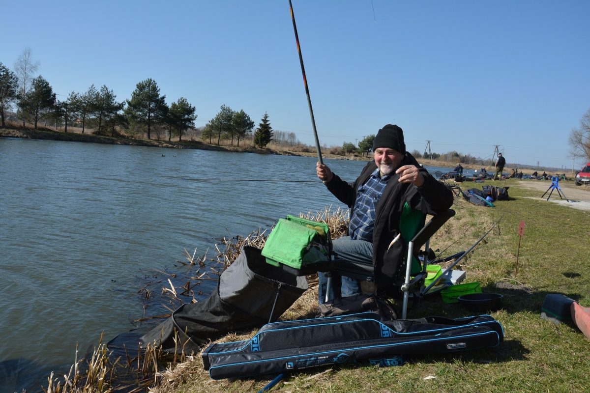 Obraz przedstawiający Wędkarskie otwarcie sezonu: Jarosław Prus i Łukasz Krajewski z Pucharem Prezesa