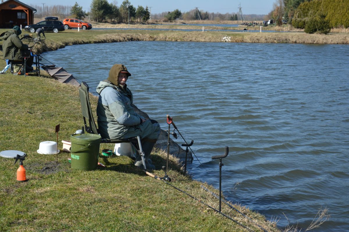 Obraz przedstawiający Wędkarskie otwarcie sezonu: Jarosław Prus i Łukasz Krajewski z Pucharem Prezesa