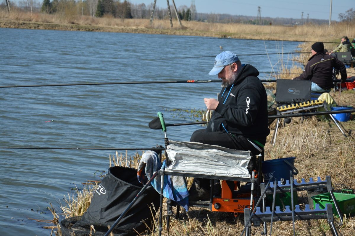 Obraz przedstawiający Wędkarskie otwarcie sezonu: Jarosław Prus i Łukasz Krajewski z Pucharem Prezesa