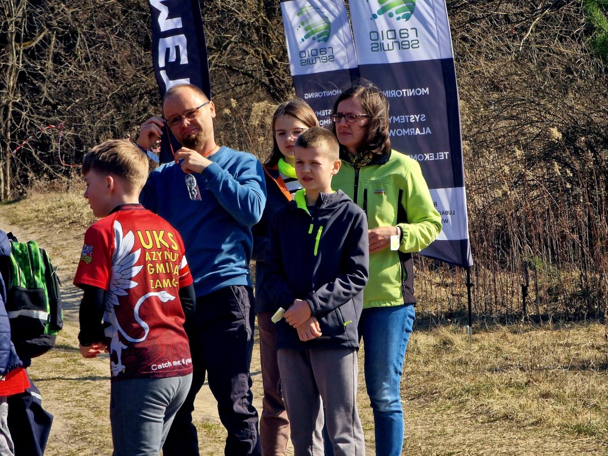 Obraz przedstawiający Biegacze przywitali wiosnę w lesie Niwki. Ponad setka zawodników na starcie