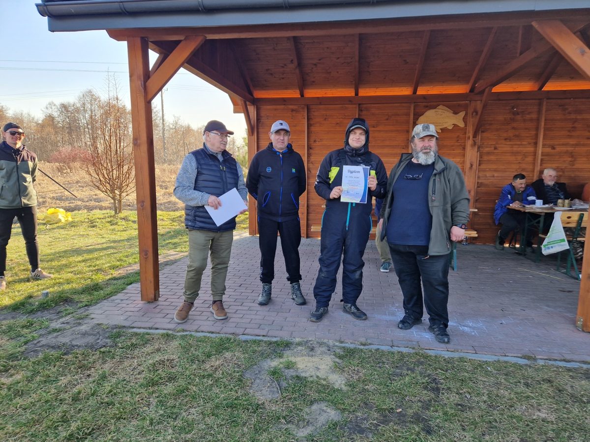 Obraz przedstawiający Wędkarskie otwarcie sezonu: Jarosław Prus i Łukasz Krajewski z Pucharem Prezesa
