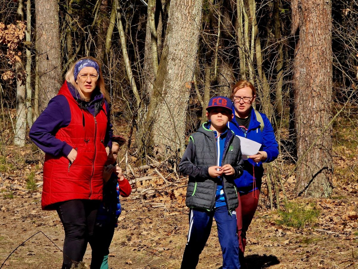 Obraz przedstawiający Biegacze przywitali wiosnę w lesie Niwki. Ponad setka zawodników na starcie