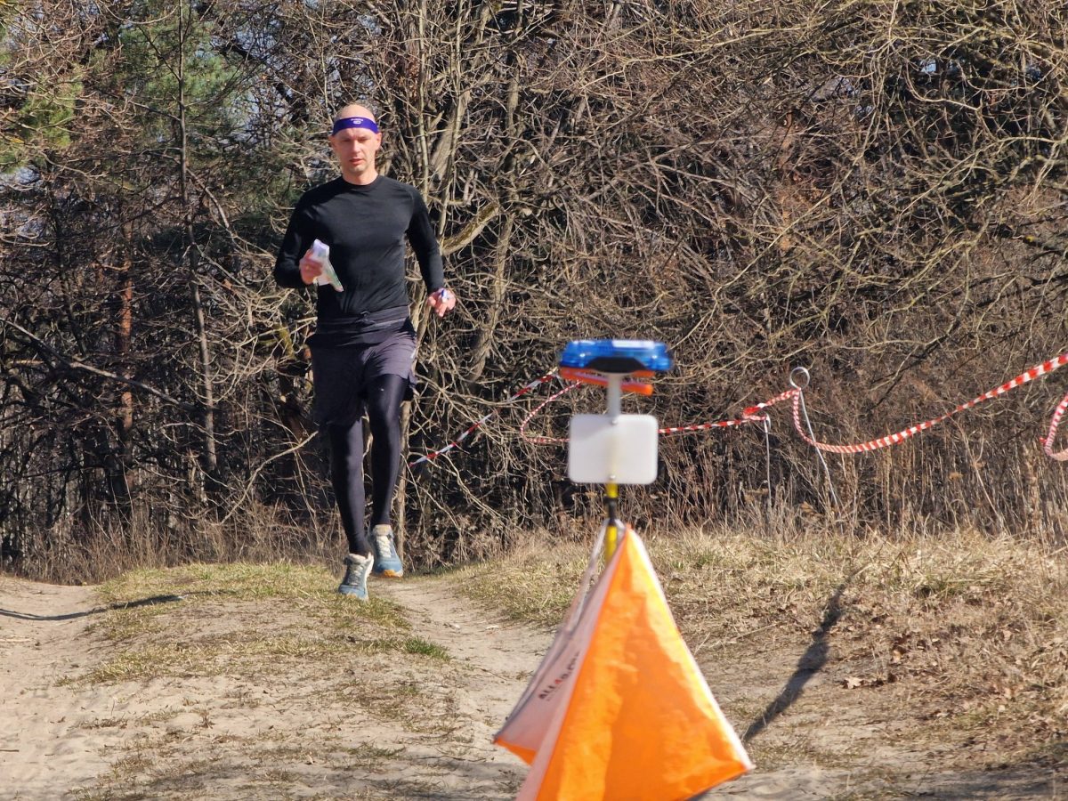 Obraz przedstawiający Biegacze przywitali wiosnę w lesie Niwki. Ponad setka zawodników na starcie