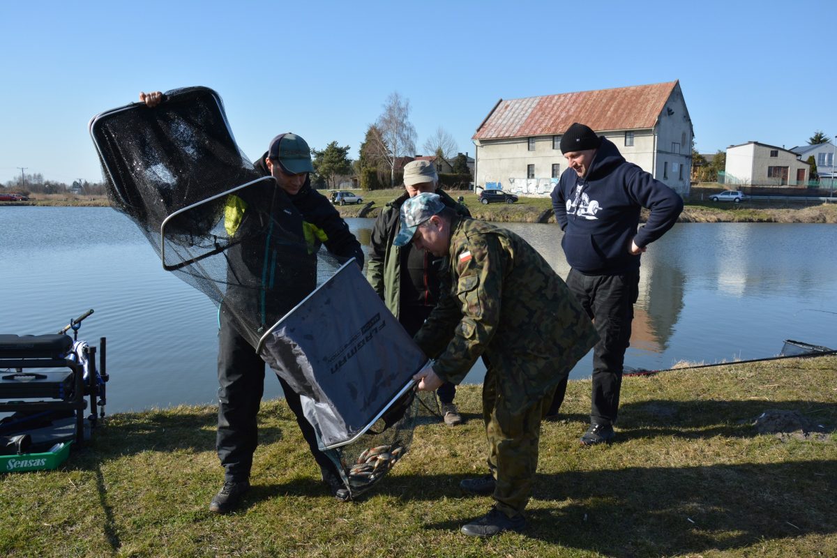 Obraz przedstawiający Wędkarskie otwarcie sezonu: Jarosław Prus i Łukasz Krajewski z Pucharem Prezesa