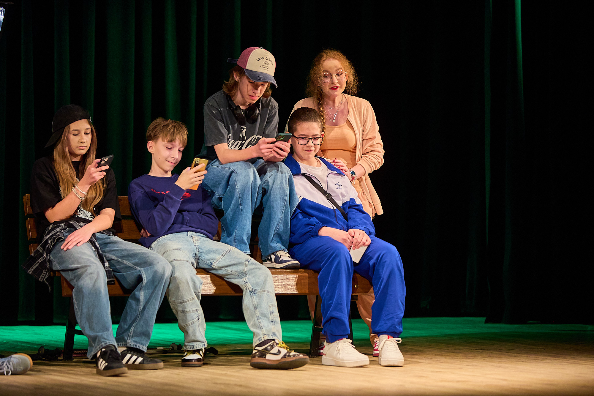 Obraz przedstawiający Udany debiut grupy "Dwór Nikodema". "Ławka egzystencjalna" zachwyciła horyniecką publiczność