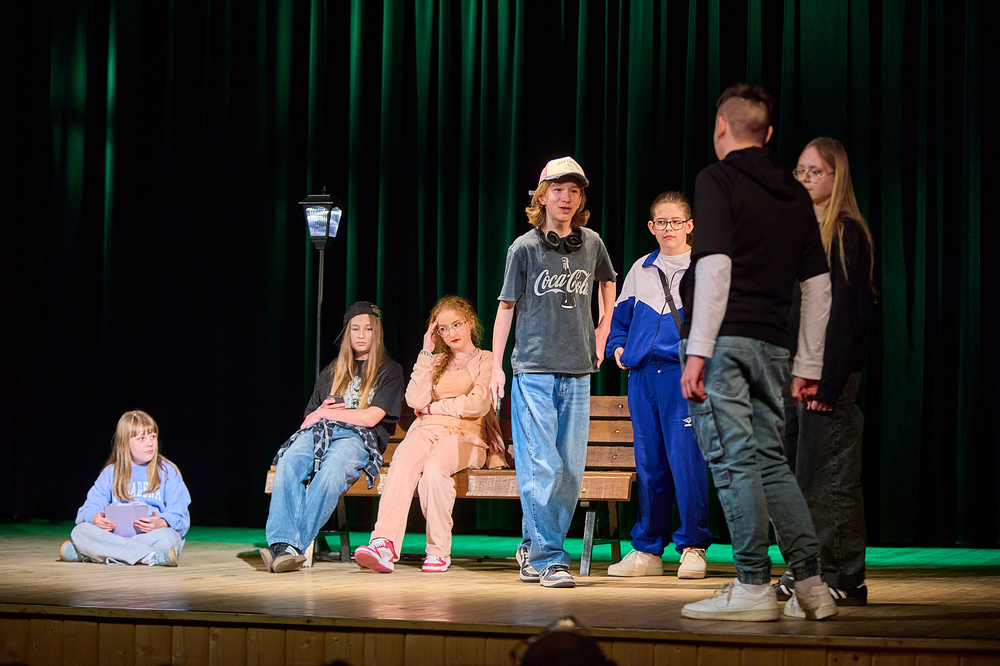 Obraz przedstawiający Udany debiut grupy "Dwór Nikodema". "Ławka egzystencjalna" zachwyciła horyniecką publiczność