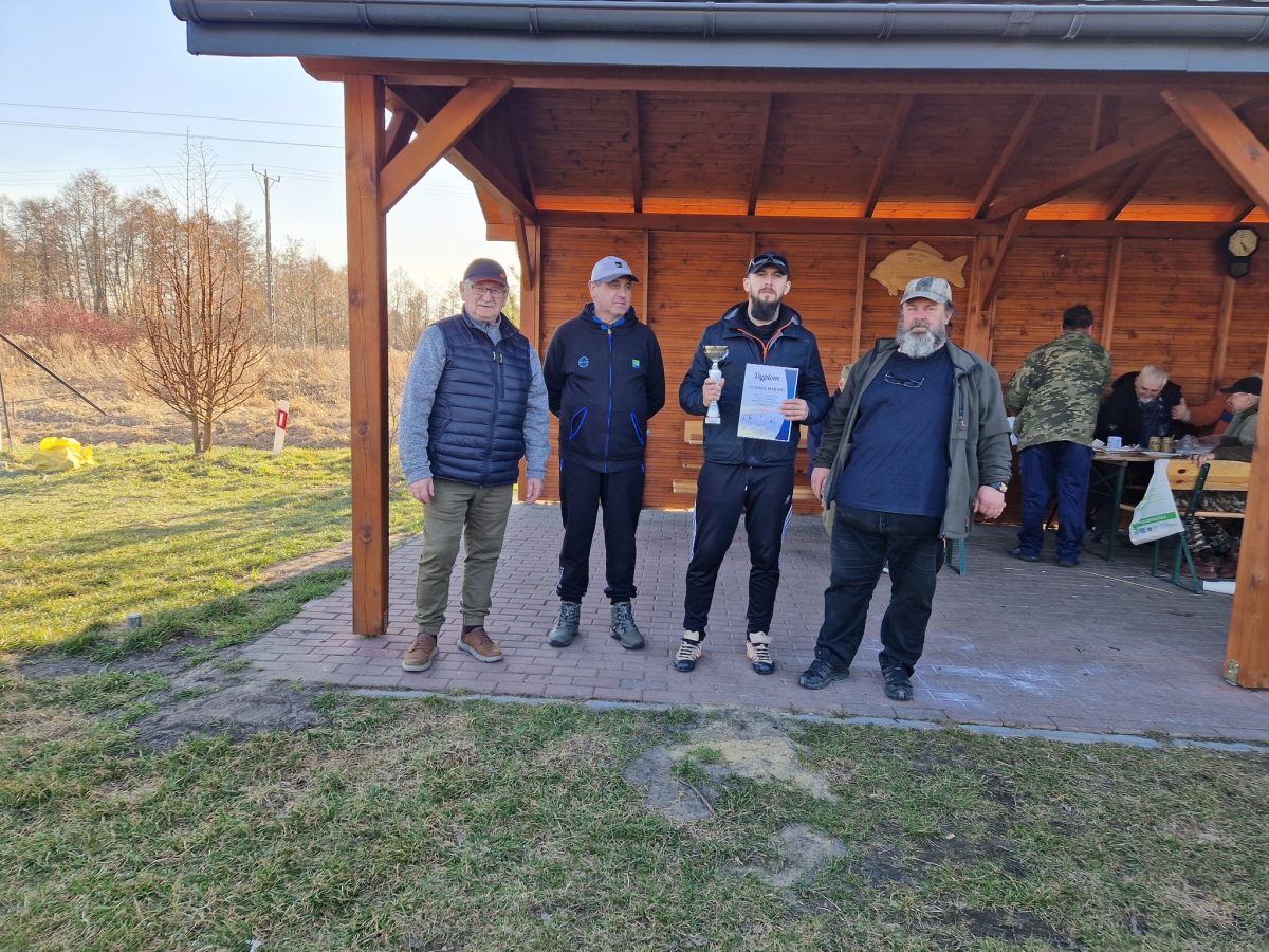 Obraz przedstawiający Wędkarskie otwarcie sezonu: Jarosław Prus i Łukasz Krajewski z Pucharem Prezesa