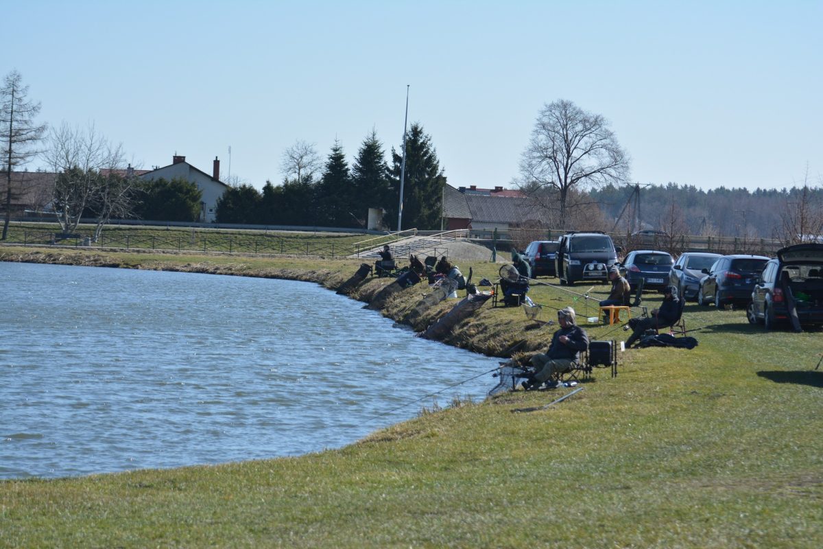 Obraz przedstawiający Wędkarskie otwarcie sezonu: Jarosław Prus i Łukasz Krajewski z Pucharem Prezesa
