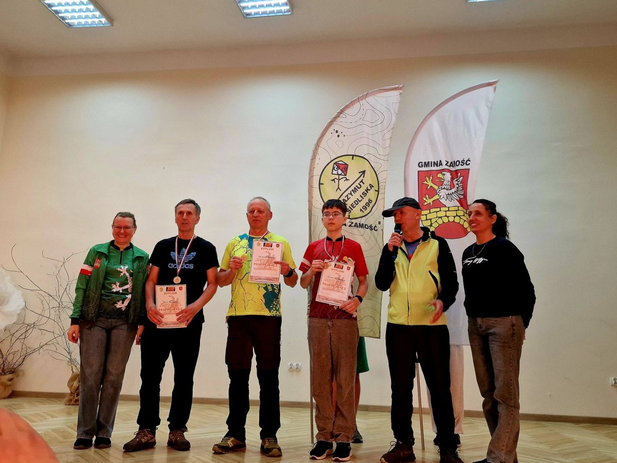 Obraz przedstawiający Biegacze przywitali wiosnę w lesie Niwki. Ponad setka zawodników na starcie