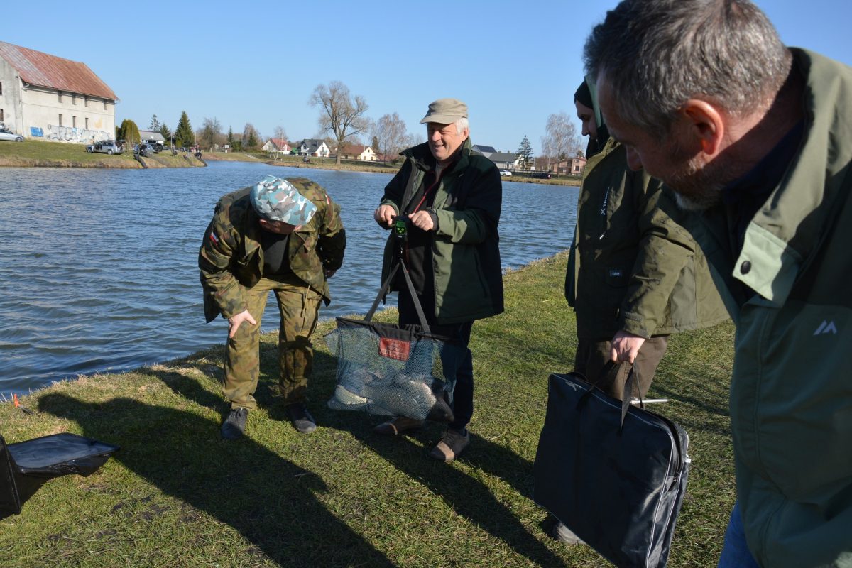 Obraz przedstawiający Wędkarskie otwarcie sezonu: Jarosław Prus i Łukasz Krajewski z Pucharem Prezesa