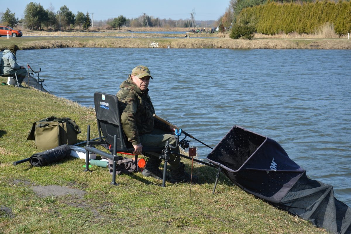 Obraz przedstawiający Wędkarskie otwarcie sezonu: Jarosław Prus i Łukasz Krajewski z Pucharem Prezesa