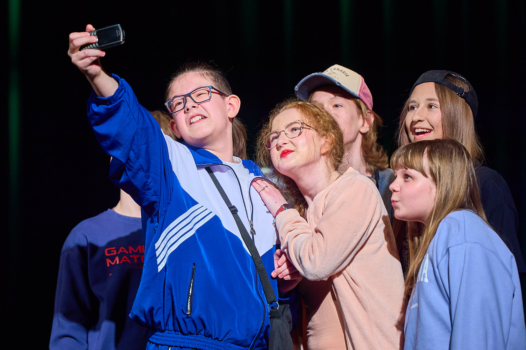 Obraz przedstawiający Udany debiut grupy "Dwór Nikodema". "Ławka egzystencjalna" zachwyciła horyniecką publiczność