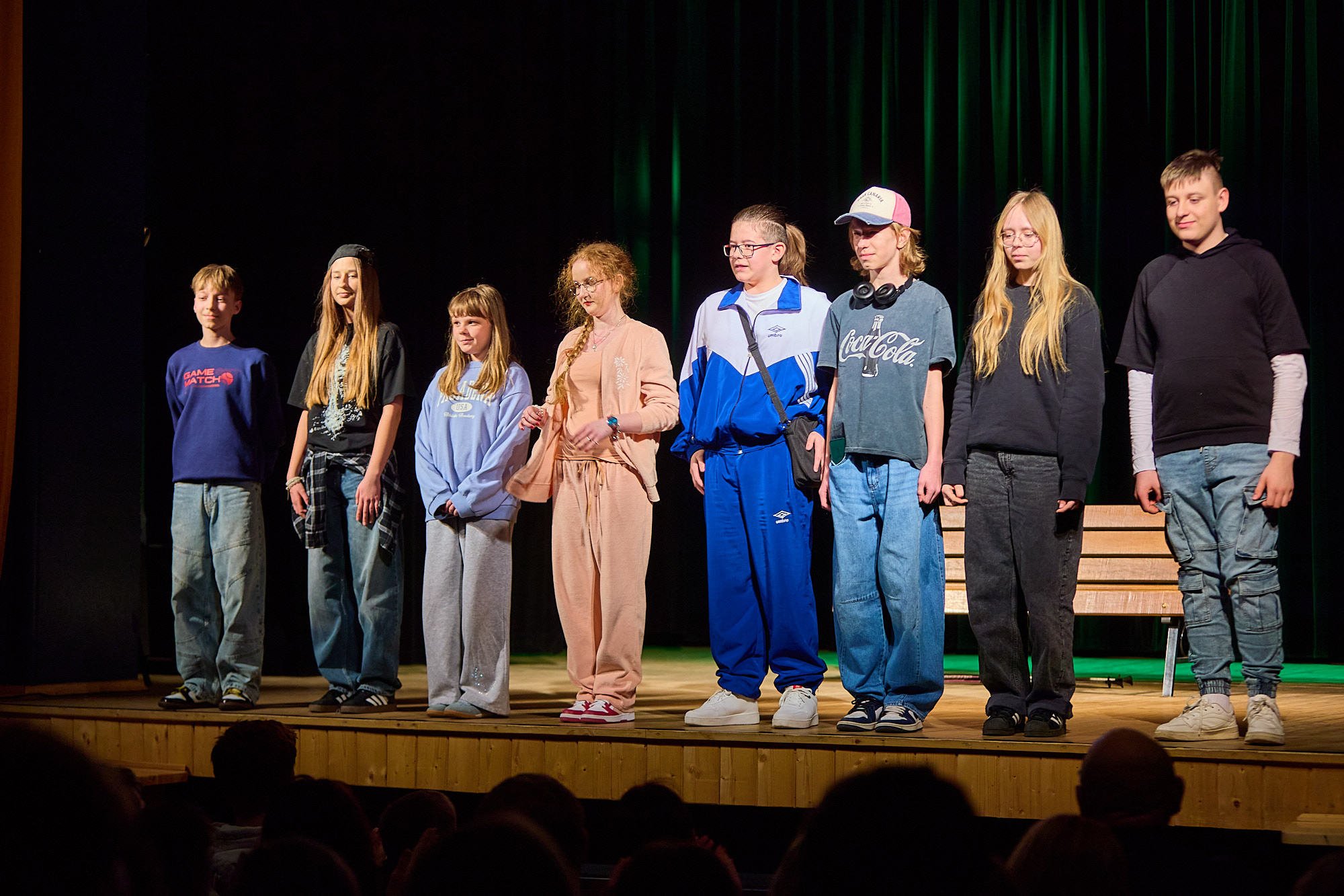 Obraz przedstawiający Udany debiut grupy "Dwór Nikodema". "Ławka egzystencjalna" zachwyciła horyniecką publiczność