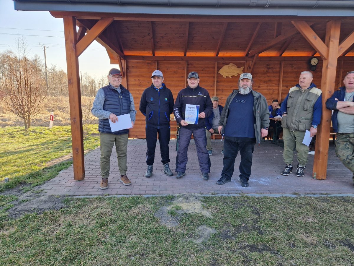 Obraz przedstawiający Wędkarskie otwarcie sezonu: Jarosław Prus i Łukasz Krajewski z Pucharem Prezesa