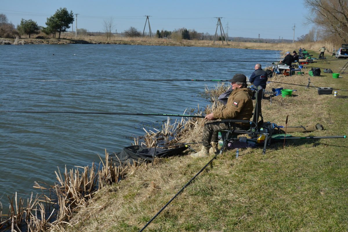 Obraz przedstawiający Wędkarskie otwarcie sezonu: Jarosław Prus i Łukasz Krajewski z Pucharem Prezesa