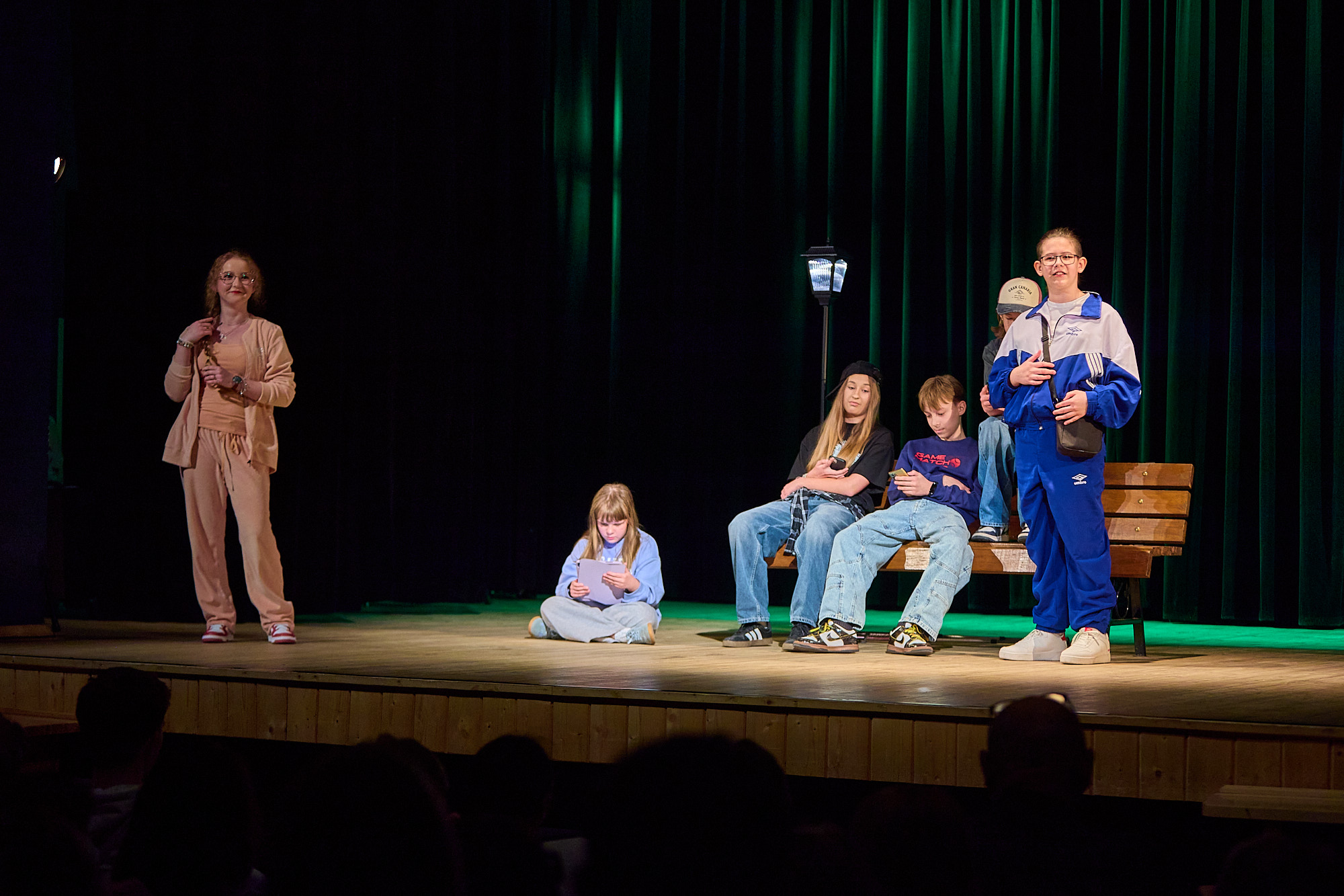 Obraz przedstawiający Udany debiut grupy "Dwór Nikodema". "Ławka egzystencjalna" zachwyciła horyniecką publiczność