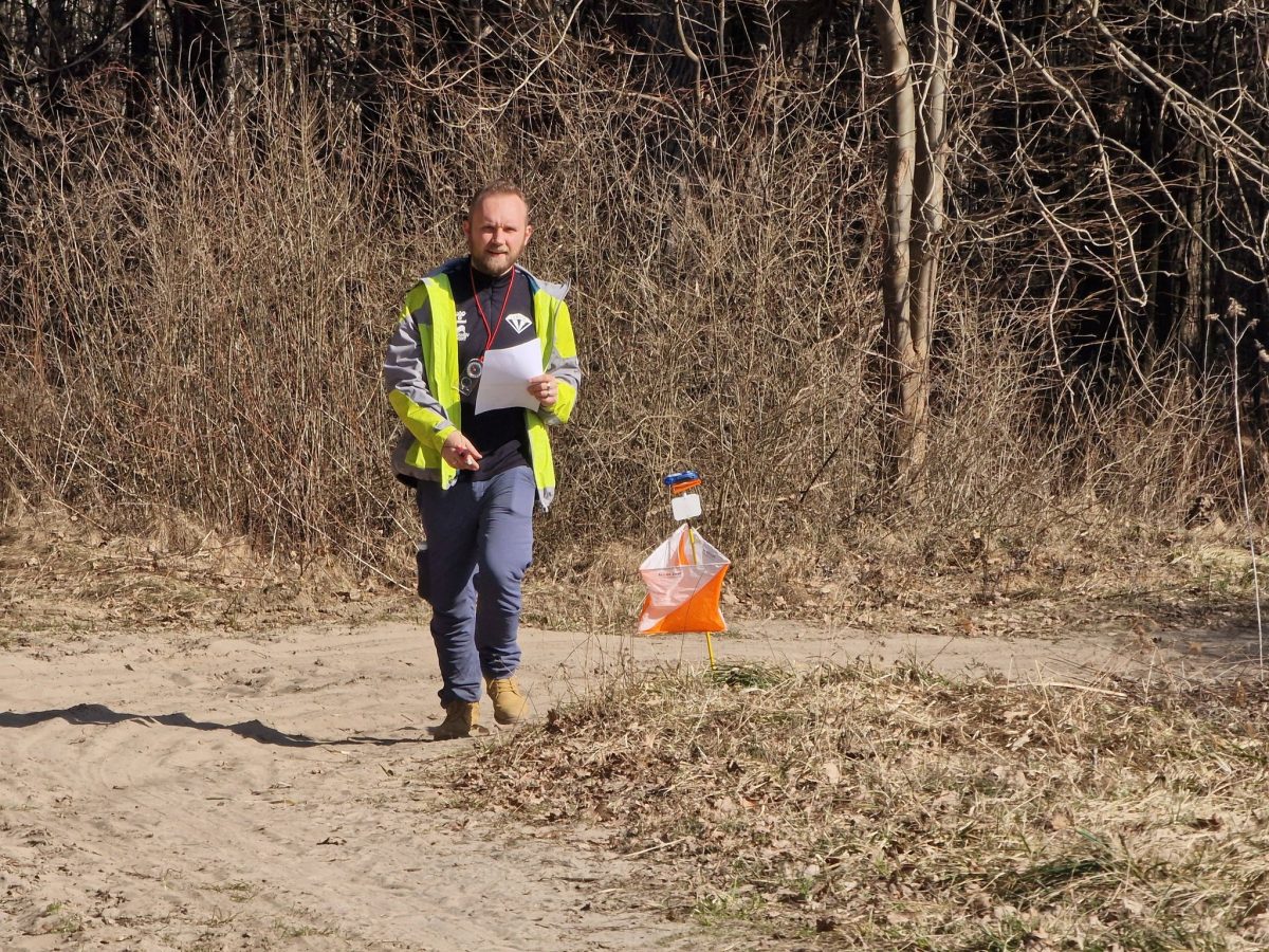 Obraz przedstawiający Biegacze przywitali wiosnę w lesie Niwki. Ponad setka zawodników na starcie