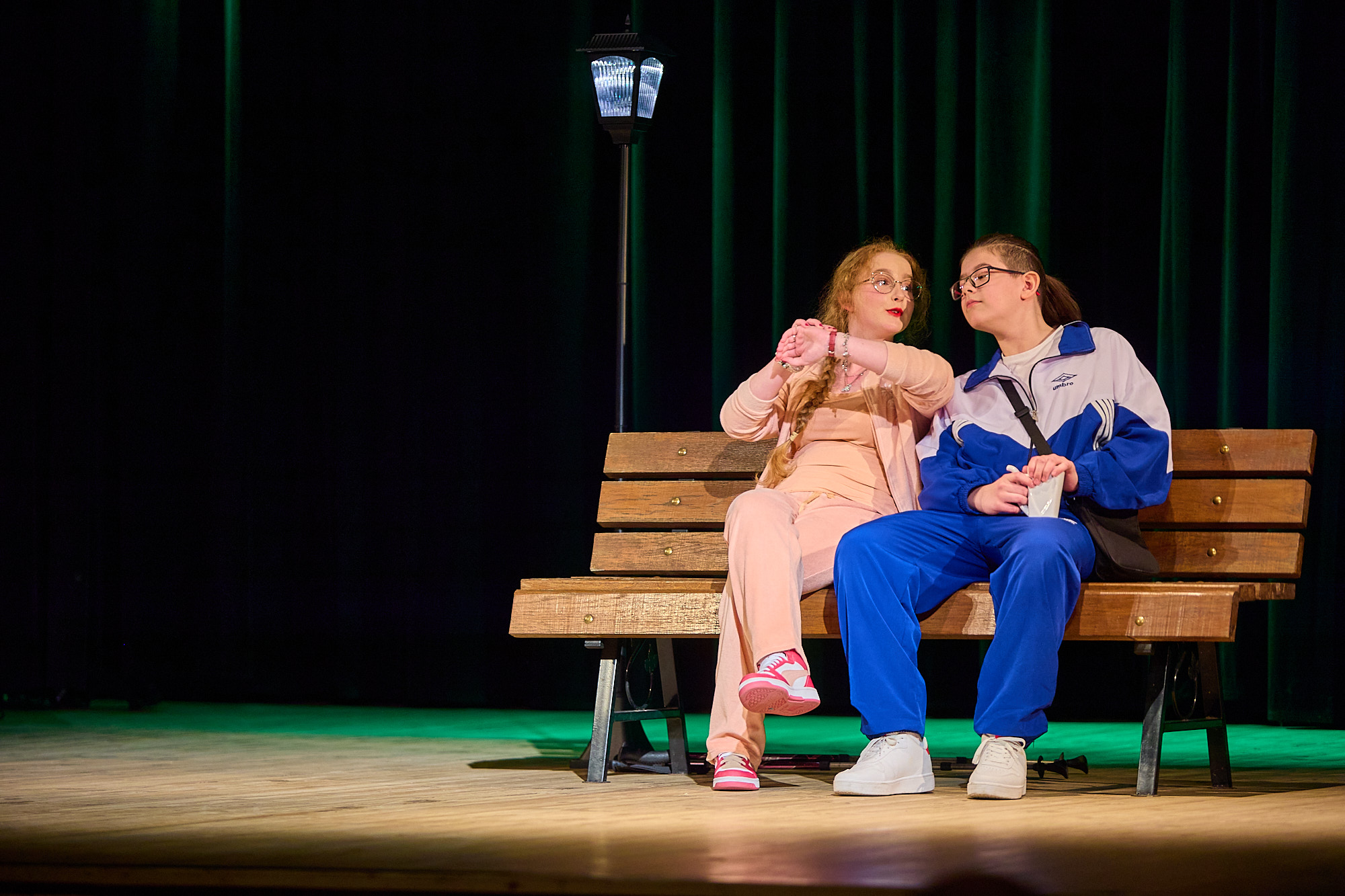 Obraz przedstawiający Udany debiut grupy "Dwór Nikodema". "Ławka egzystencjalna" zachwyciła horyniecką publiczność