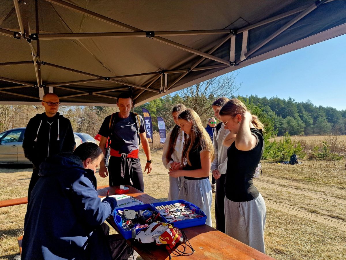Obraz przedstawiający Biegacze przywitali wiosnę w lesie Niwki. Ponad setka zawodników na starcie