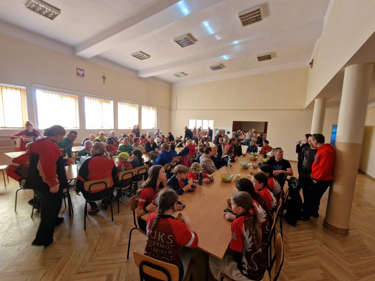 Obraz przedstawiający Biegacze przywitali wiosnę w lesie Niwki. Ponad setka zawodników na starcie