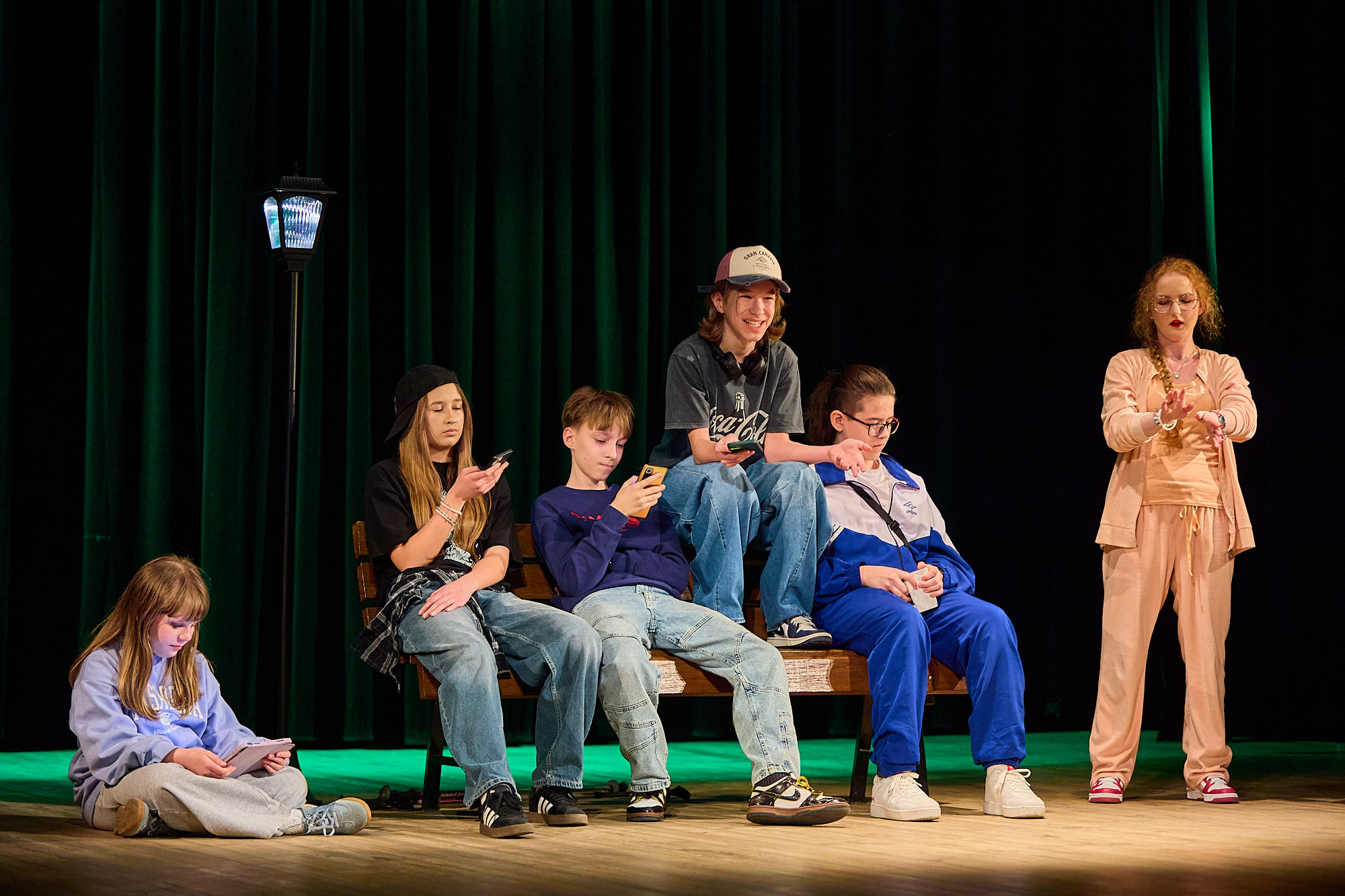 Obraz przedstawiający Udany debiut grupy "Dwór Nikodema". "Ławka egzystencjalna" zachwyciła horyniecką publiczność