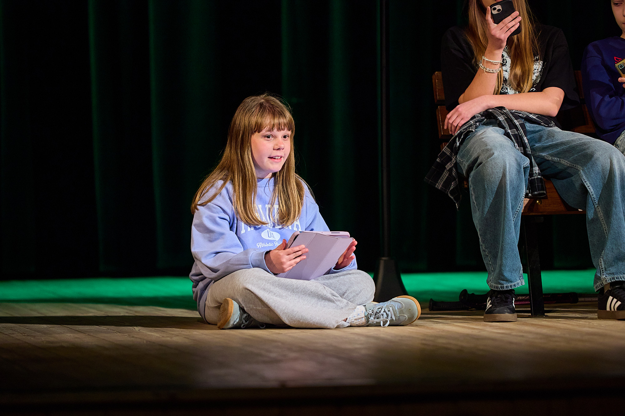 Obraz przedstawiający Udany debiut grupy "Dwór Nikodema". "Ławka egzystencjalna" zachwyciła horyniecką publiczność