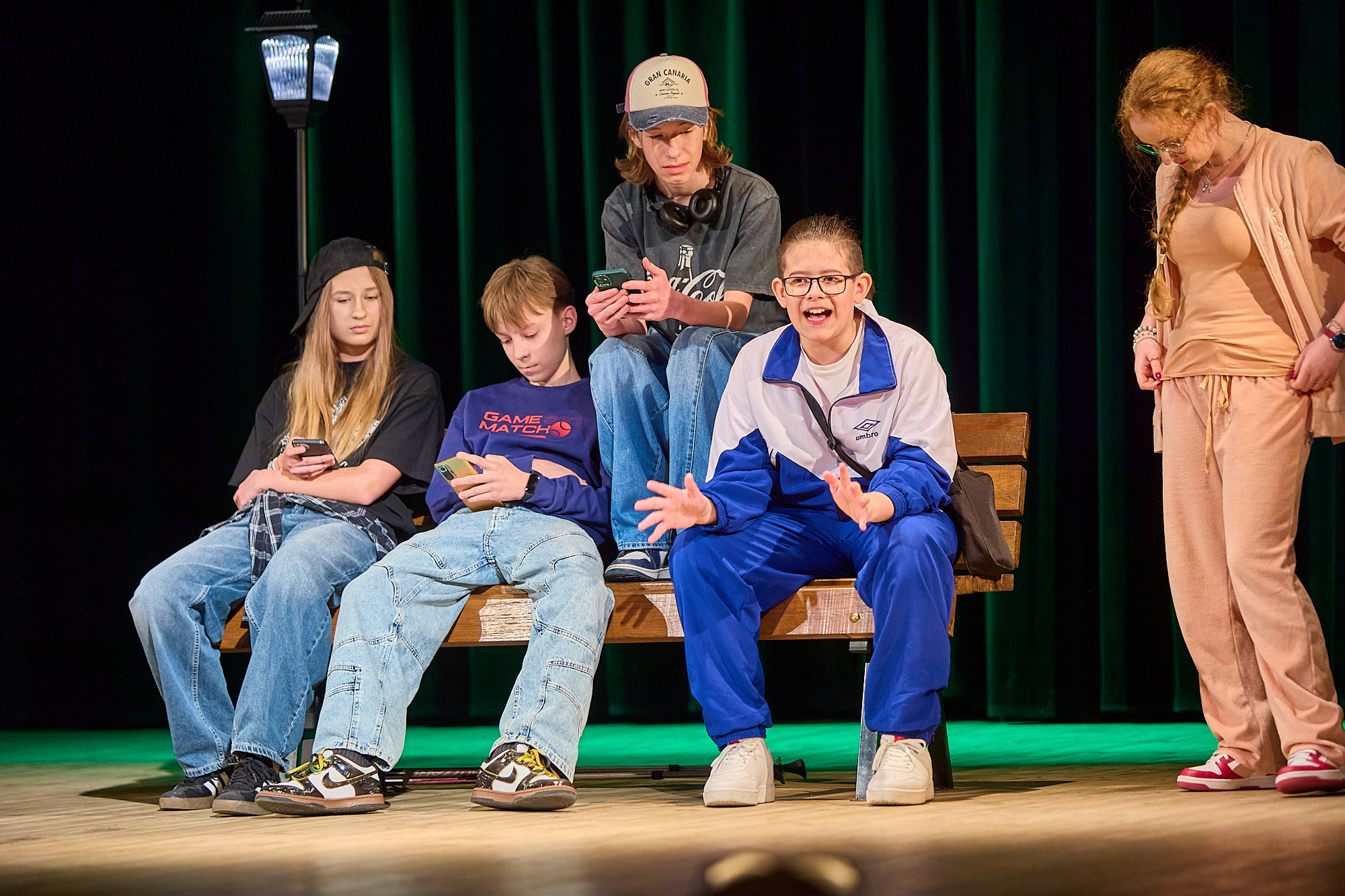 Obraz przedstawiający Udany debiut grupy "Dwór Nikodema". "Ławka egzystencjalna" zachwyciła horyniecką publiczność