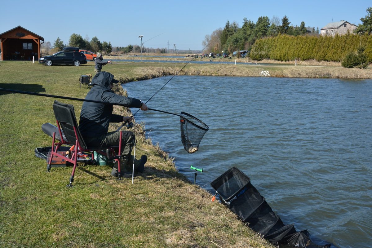Obraz przedstawiający Wędkarskie otwarcie sezonu: Jarosław Prus i Łukasz Krajewski z Pucharem Prezesa