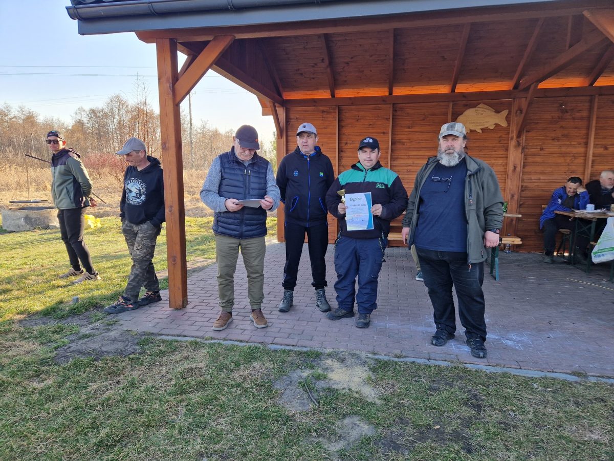 Obraz przedstawiający Wędkarskie otwarcie sezonu: Jarosław Prus i Łukasz Krajewski z Pucharem Prezesa