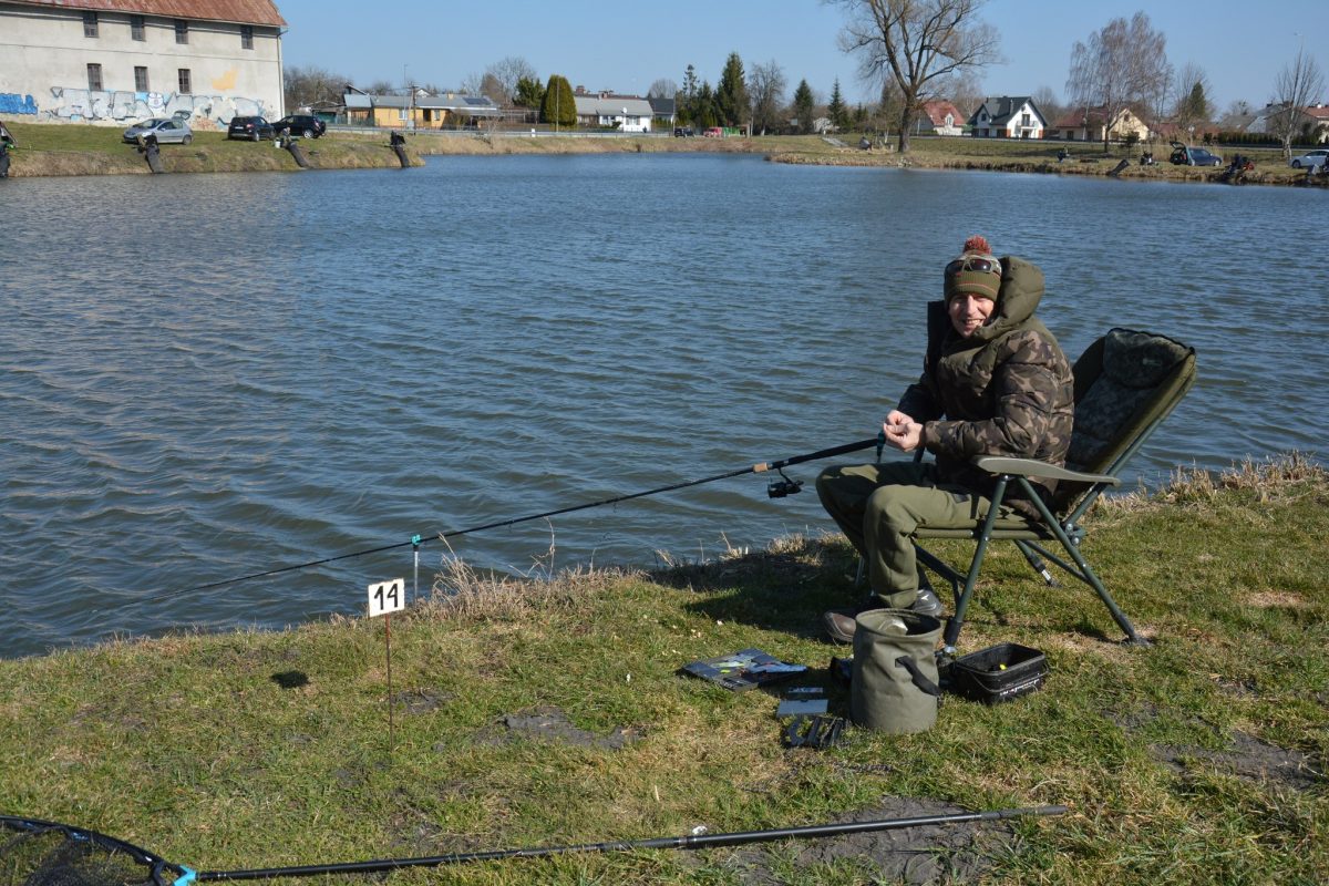 Obraz przedstawiający Wędkarskie otwarcie sezonu: Jarosław Prus i Łukasz Krajewski z Pucharem Prezesa