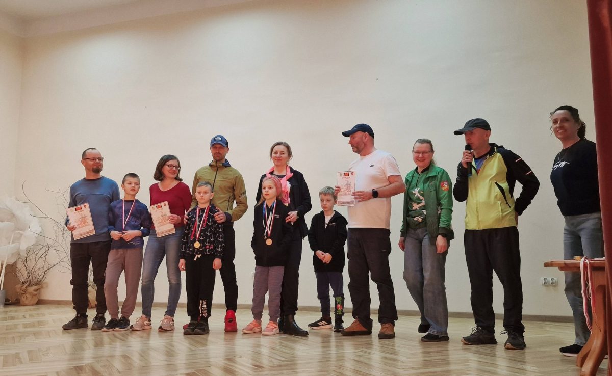 Obraz przedstawiający Biegacze przywitali wiosnę w lesie Niwki. Ponad setka zawodników na starcie