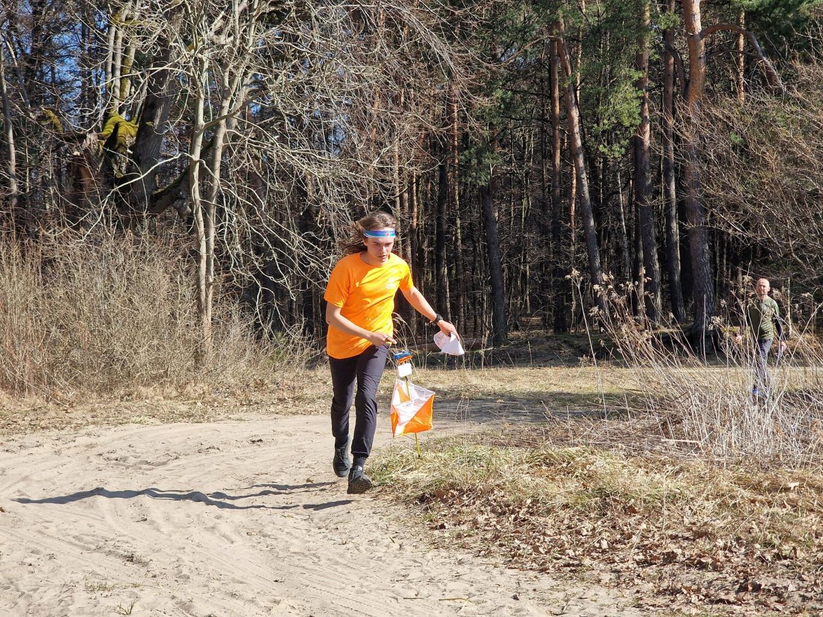Obraz przedstawiający Biegacze przywitali wiosnę w lesie Niwki. Ponad setka zawodników na starcie