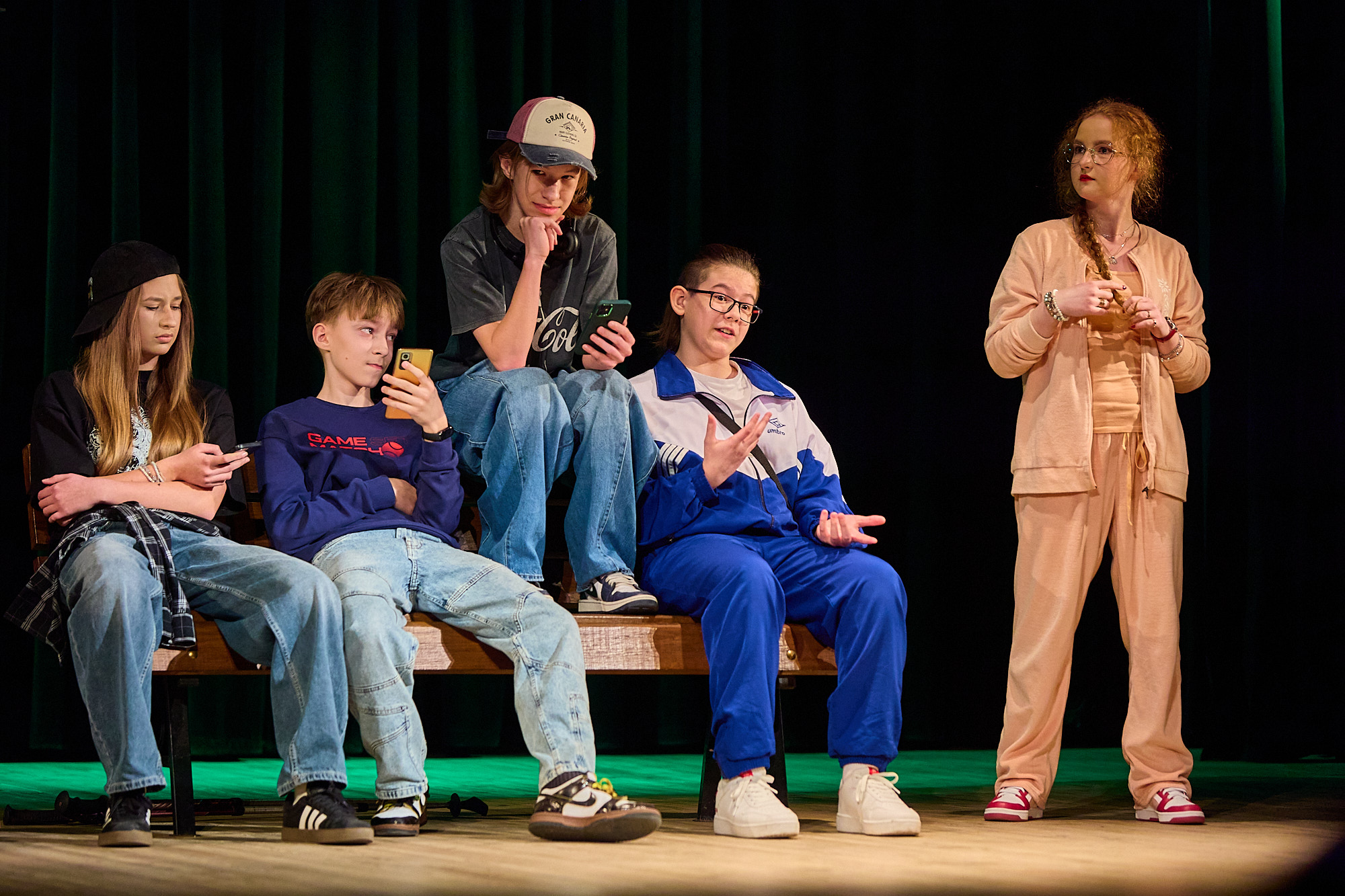 Obraz przedstawiający Udany debiut grupy "Dwór Nikodema". "Ławka egzystencjalna" zachwyciła horyniecką publiczność