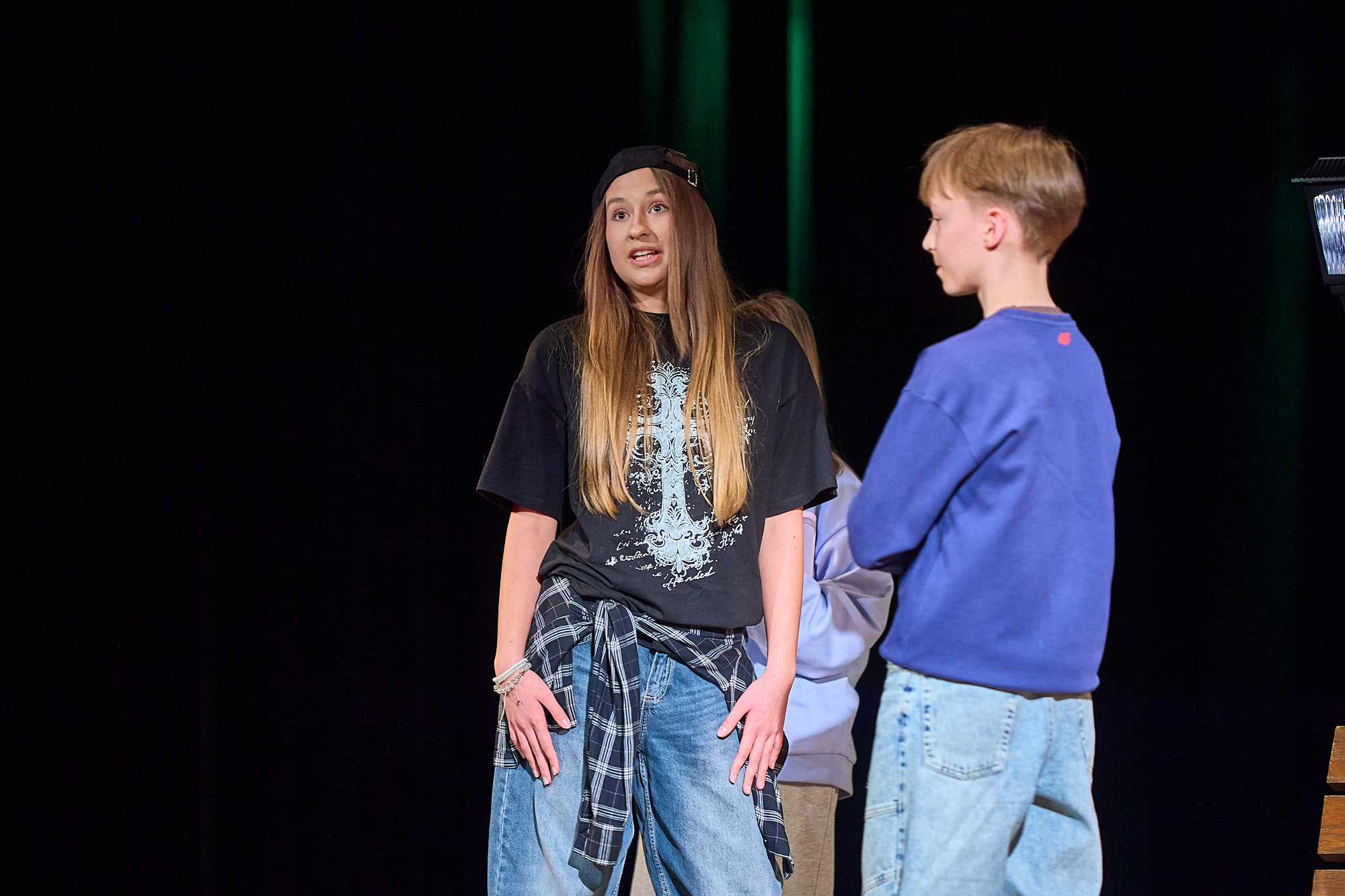 Obraz przedstawiający Udany debiut grupy "Dwór Nikodema". "Ławka egzystencjalna" zachwyciła horyniecką publiczność