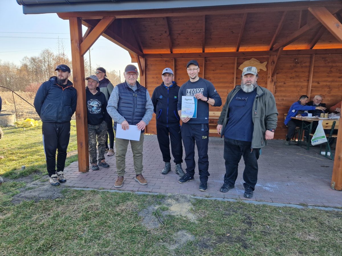 Obraz przedstawiający Wędkarskie otwarcie sezonu: Jarosław Prus i Łukasz Krajewski z Pucharem Prezesa