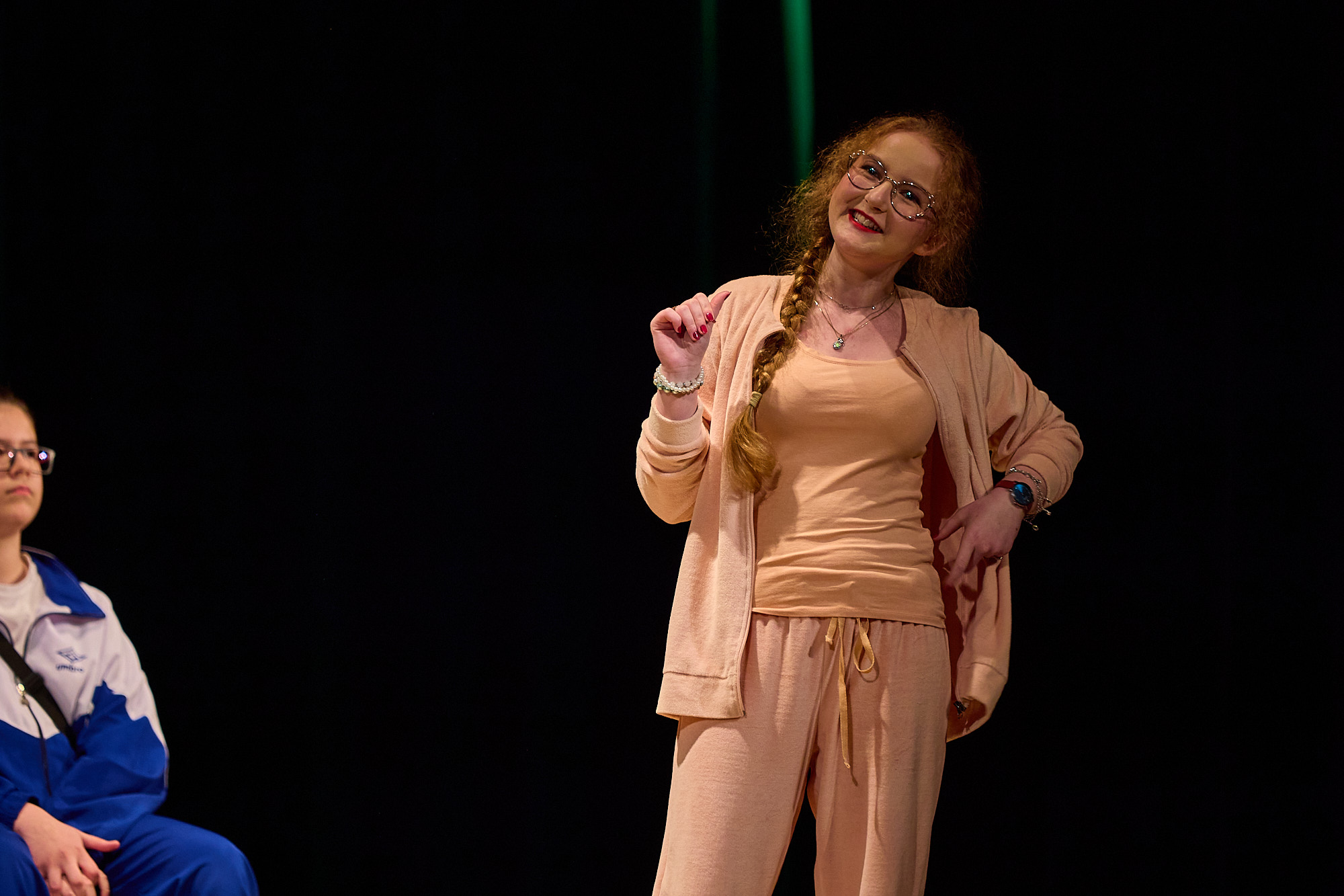 Obraz przedstawiający Udany debiut grupy "Dwór Nikodema". "Ławka egzystencjalna" zachwyciła horyniecką publiczność