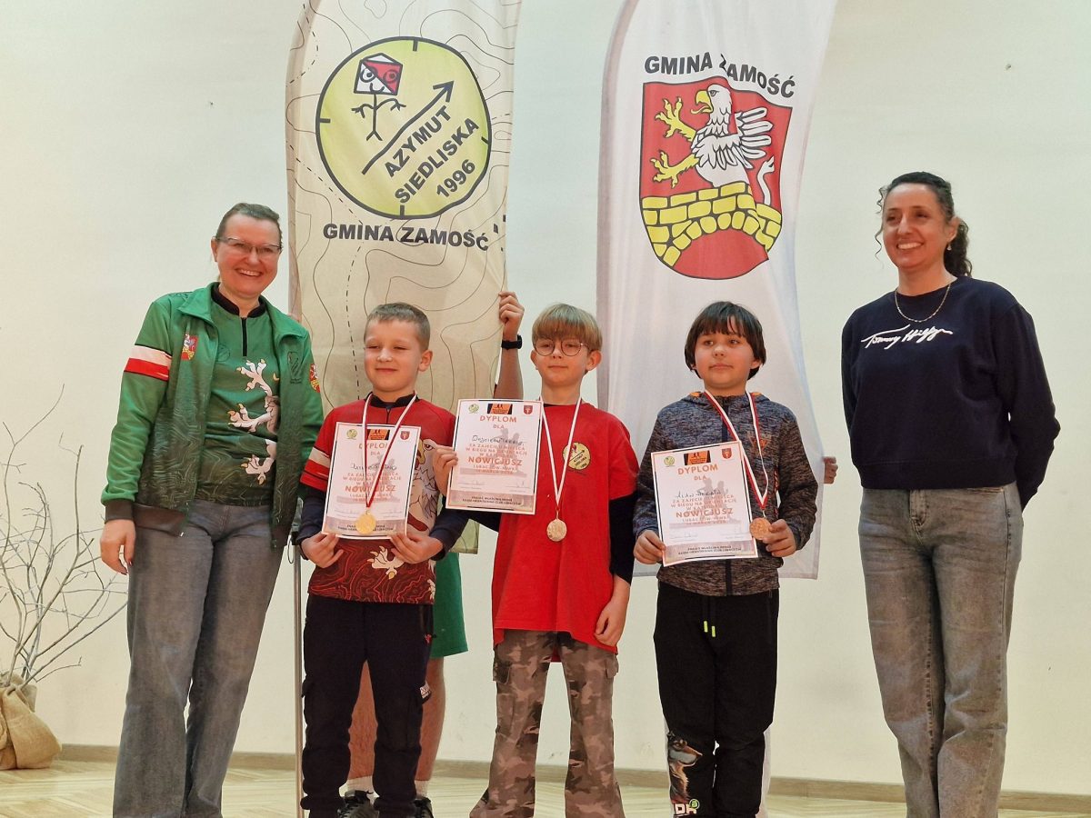 Obraz przedstawiający Biegacze przywitali wiosnę w lesie Niwki. Ponad setka zawodników na starcie