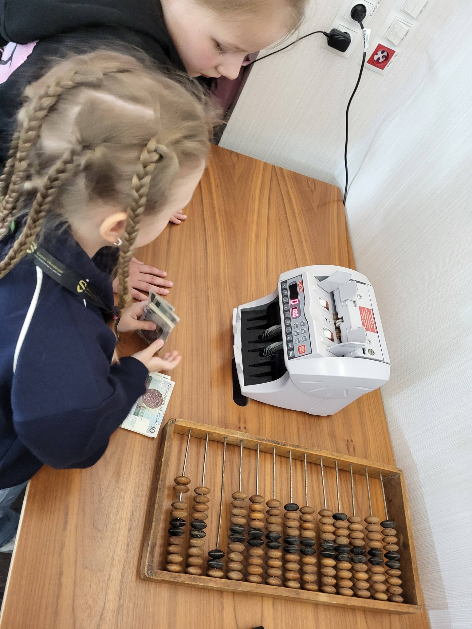 Obraz przedstawiający Edukacja finansowa od najmłodszych lat. Uczniowie z wizytą w banku