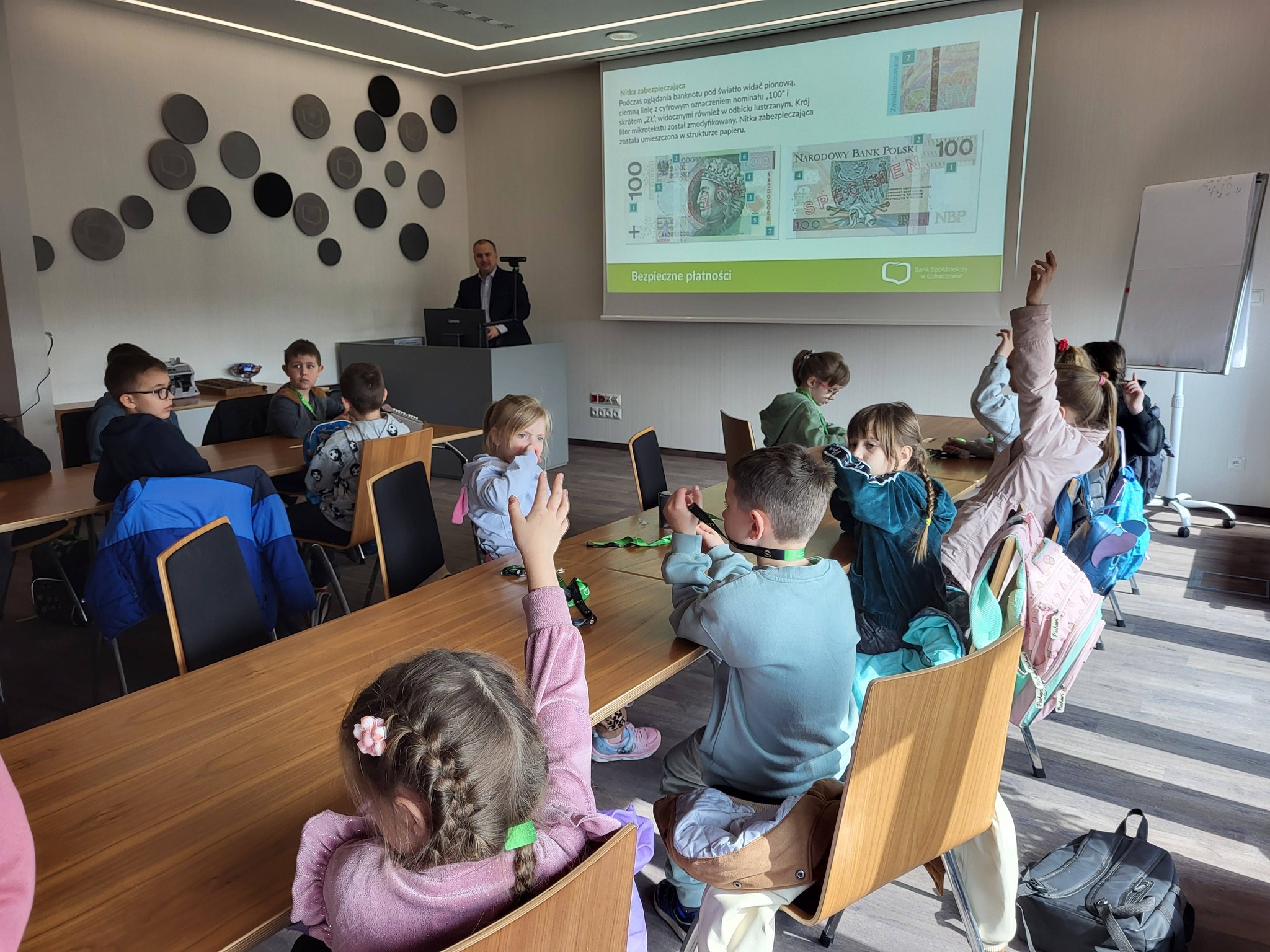 Obraz przedstawiający Edukacja finansowa od najmłodszych lat. Uczniowie z wizytą w banku