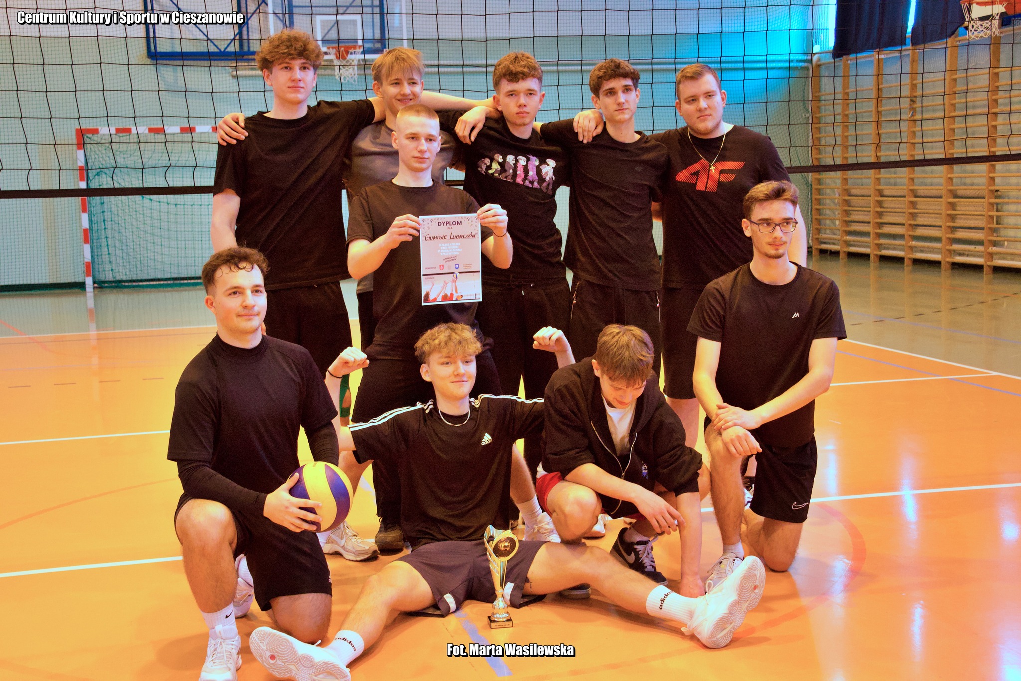 Obraz przedstawiający Siatkarskie emocje w Cieszanowie. Znamy zwycięzców XXXII Memoriału im. Stanisława Mazurka