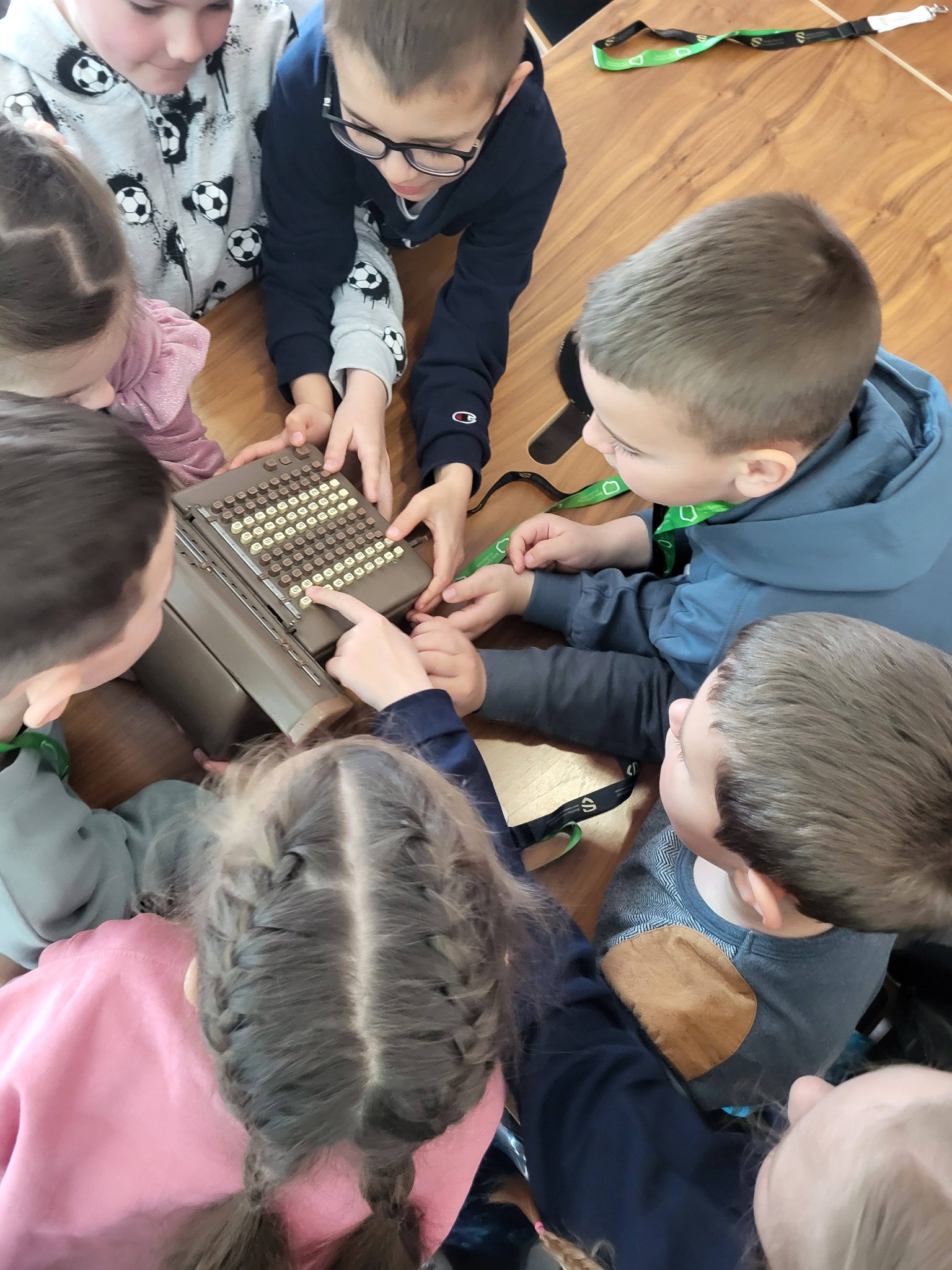 Obraz przedstawiający Edukacja finansowa od najmłodszych lat. Uczniowie z wizytą w banku