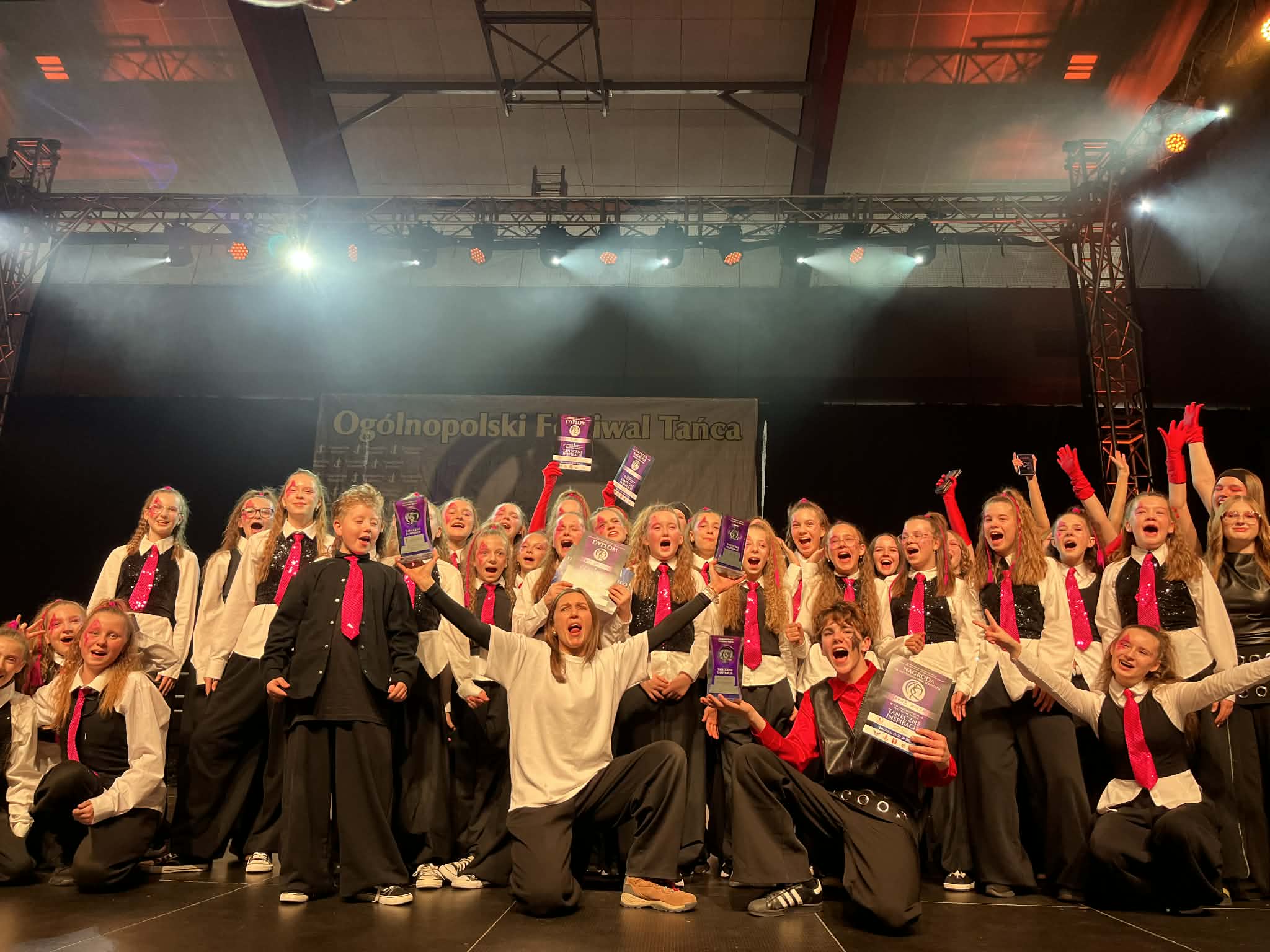Obraz przedstawiający Wielki sukces tancerzy z Horyńca-Zdroju na ogólnopolskim festiwalu w Biłgoraju