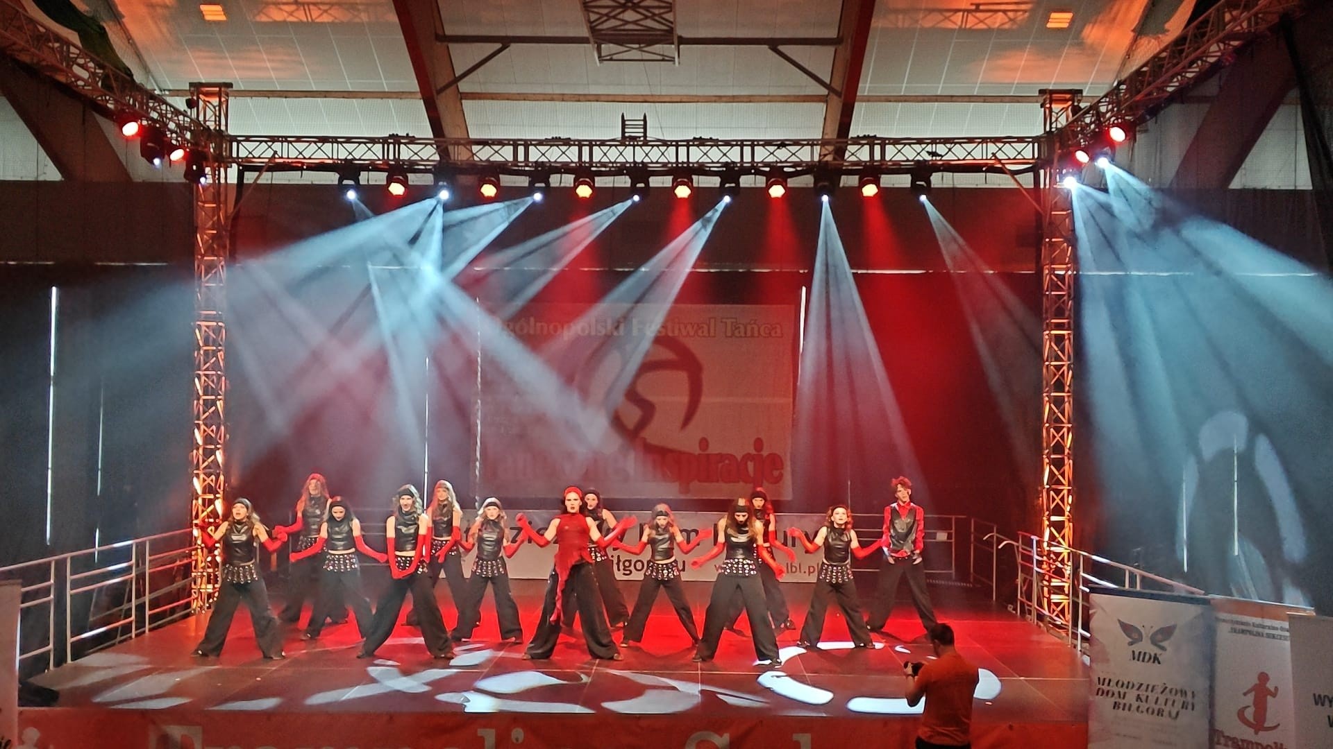 Obraz przedstawiający Wielki sukces tancerzy z Horyńca-Zdroju na ogólnopolskim festiwalu w Biłgoraju