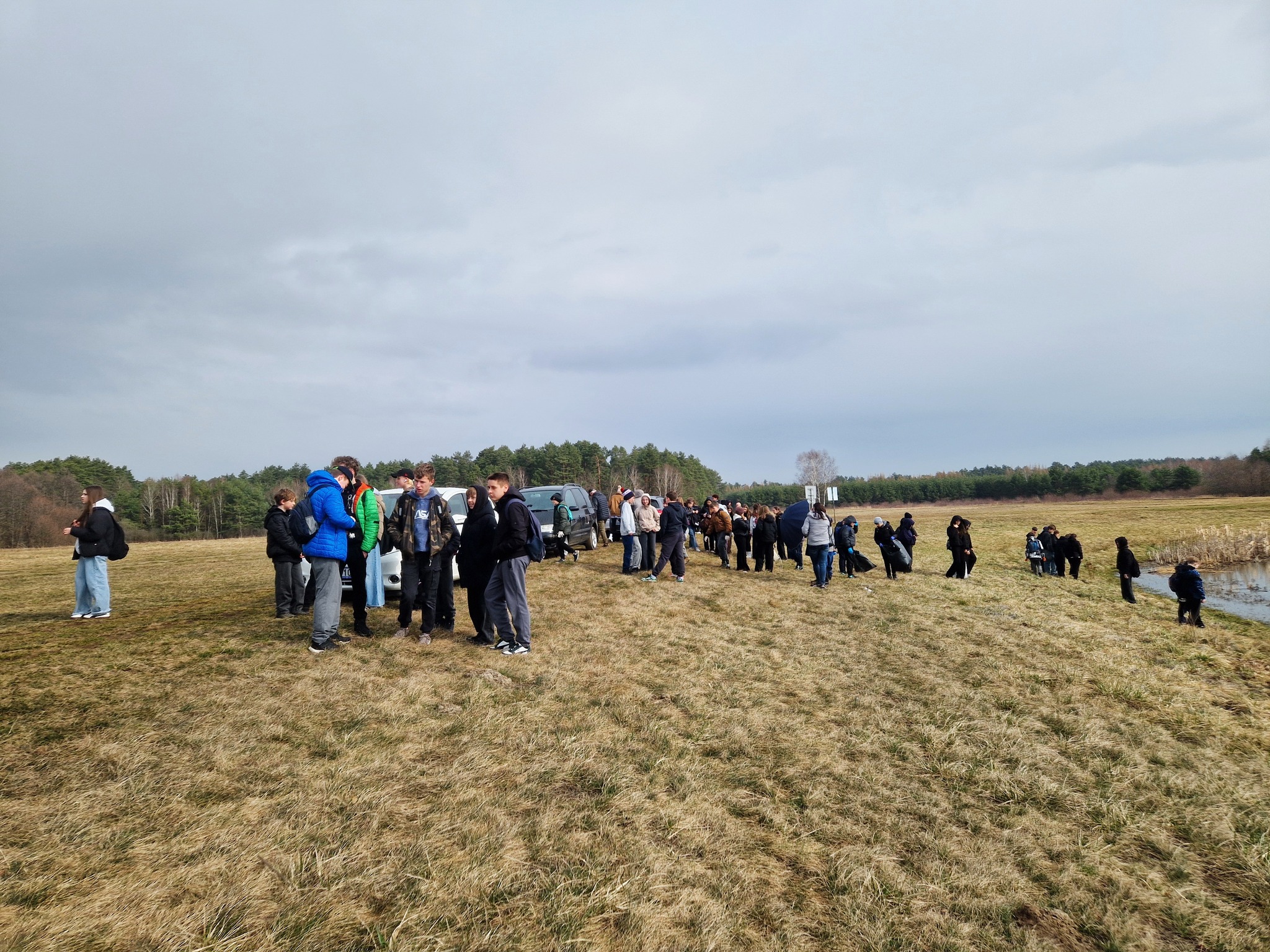 Obraz przedstawiający "Czysta Rzeka" w Borowej Górze. Wędkarze i młodzież posprzątali okolicę łowiska