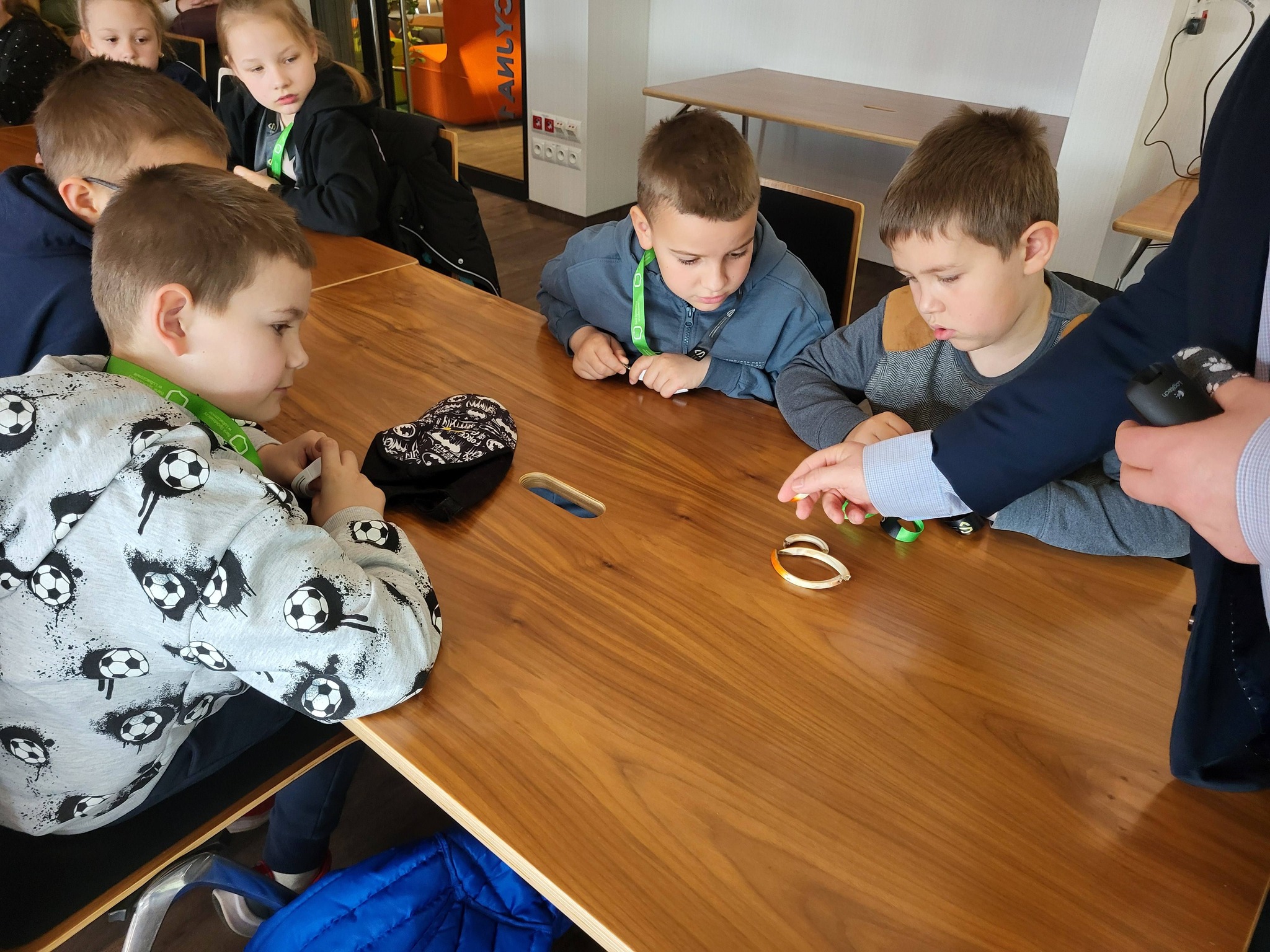 Obraz przedstawiający Edukacja finansowa od najmłodszych lat. Uczniowie z wizytą w banku